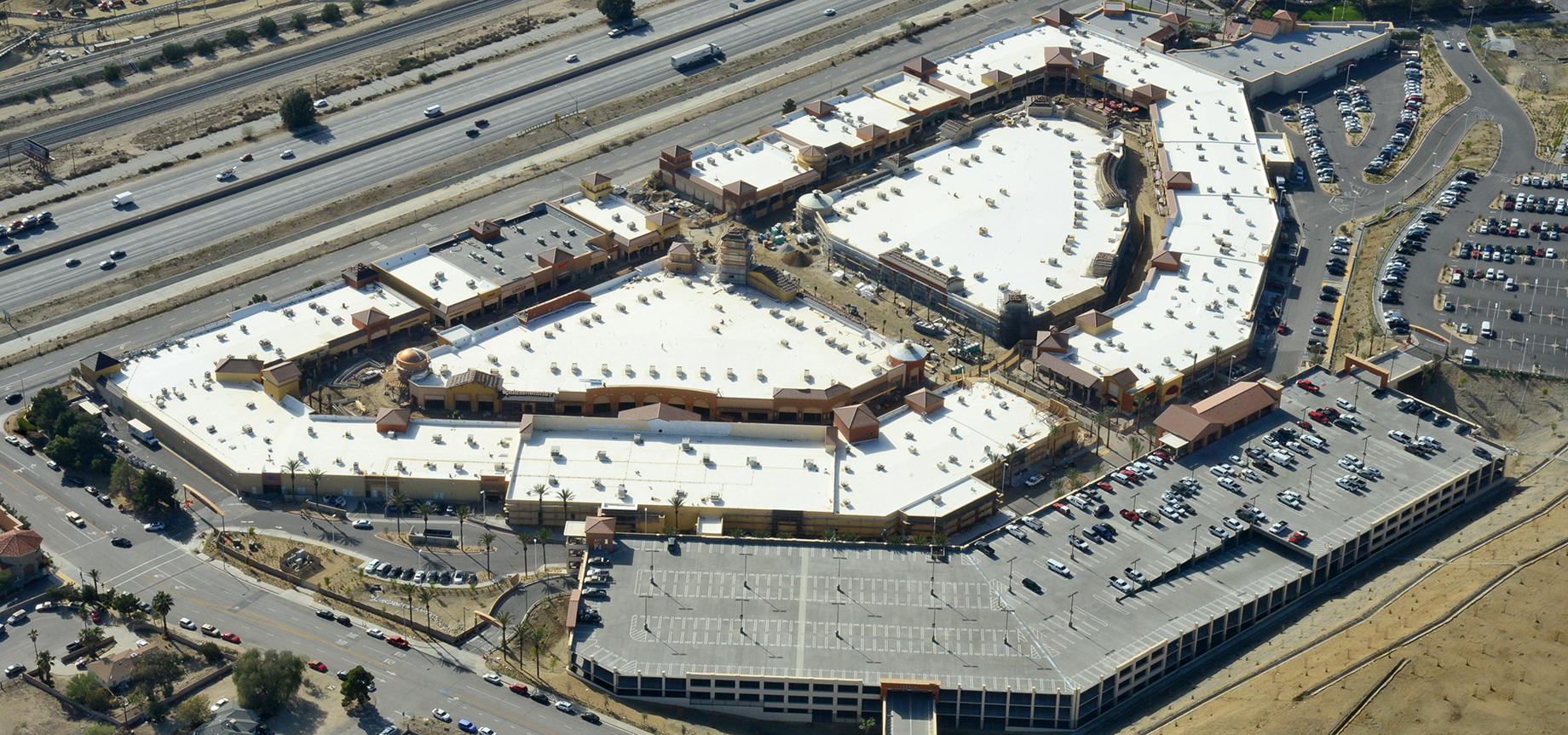 Desert Hills Premium Outlets - Outlet center in Cabazon, California, USA 